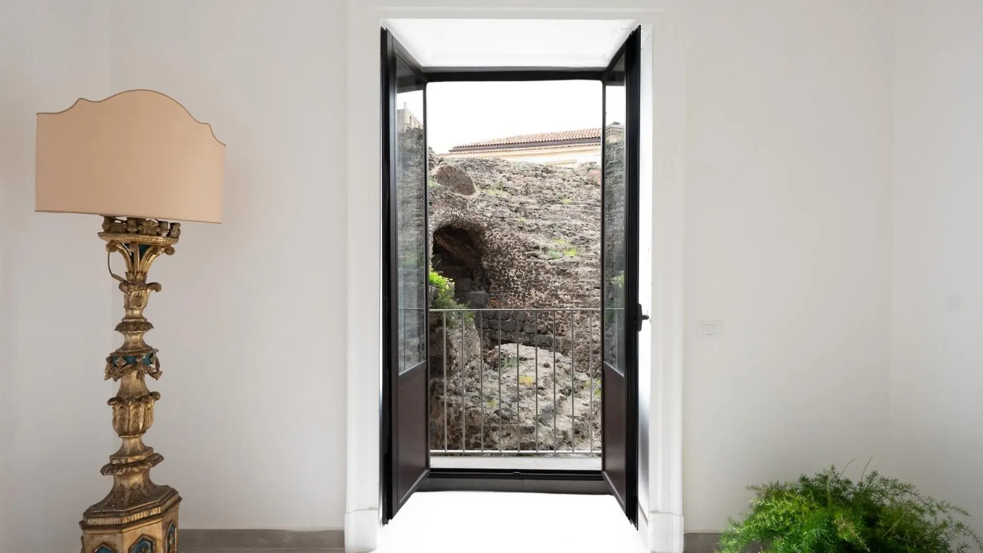 B. Sicilian Charming Stay Historical Suite Catania 0*,